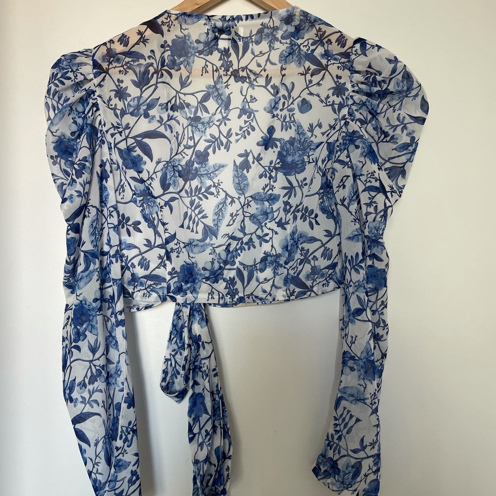 In The Style crop blouse - Picture 2 of 3